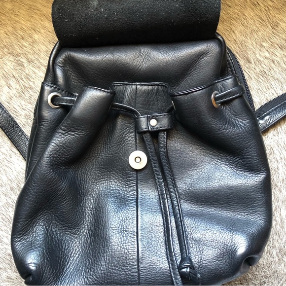 Piel black leather drawstring and flap backpack strap zips to one strap or two - Picture 2 of 11